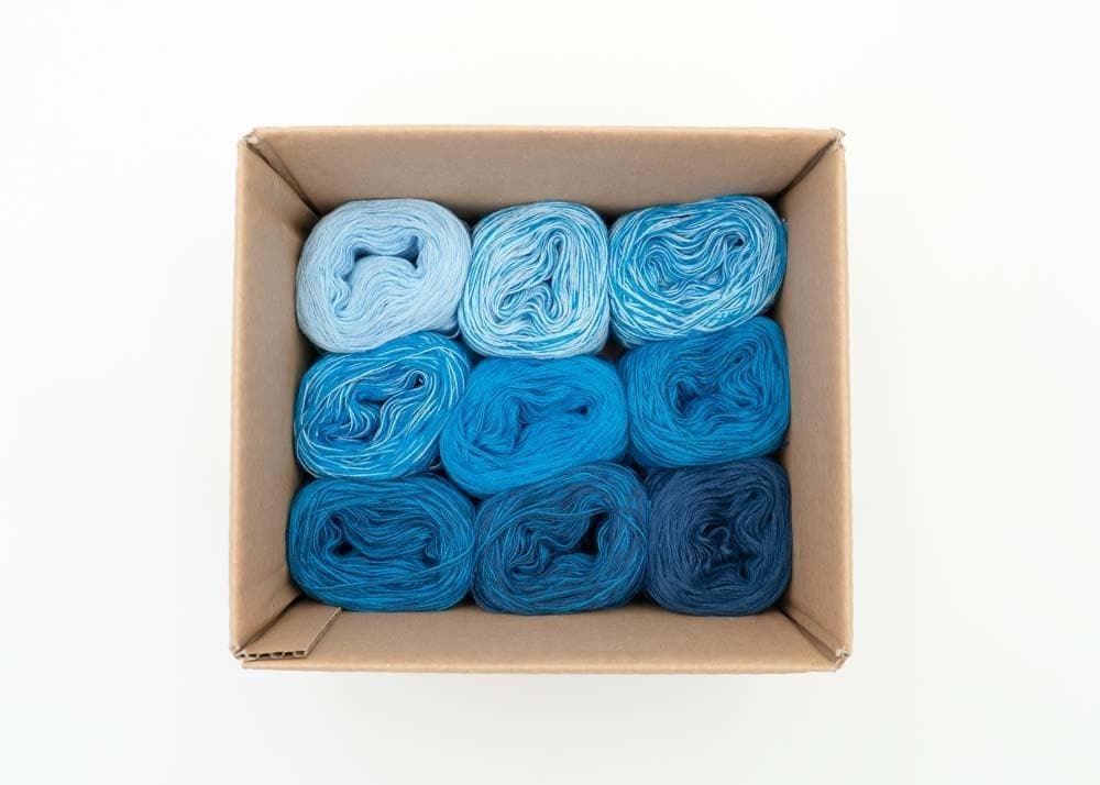 Bobbelkiste mit Farbverlaufsgarnen blau - Bobbel Wolle und Farbverlaufsgarn von Chiemseegarn