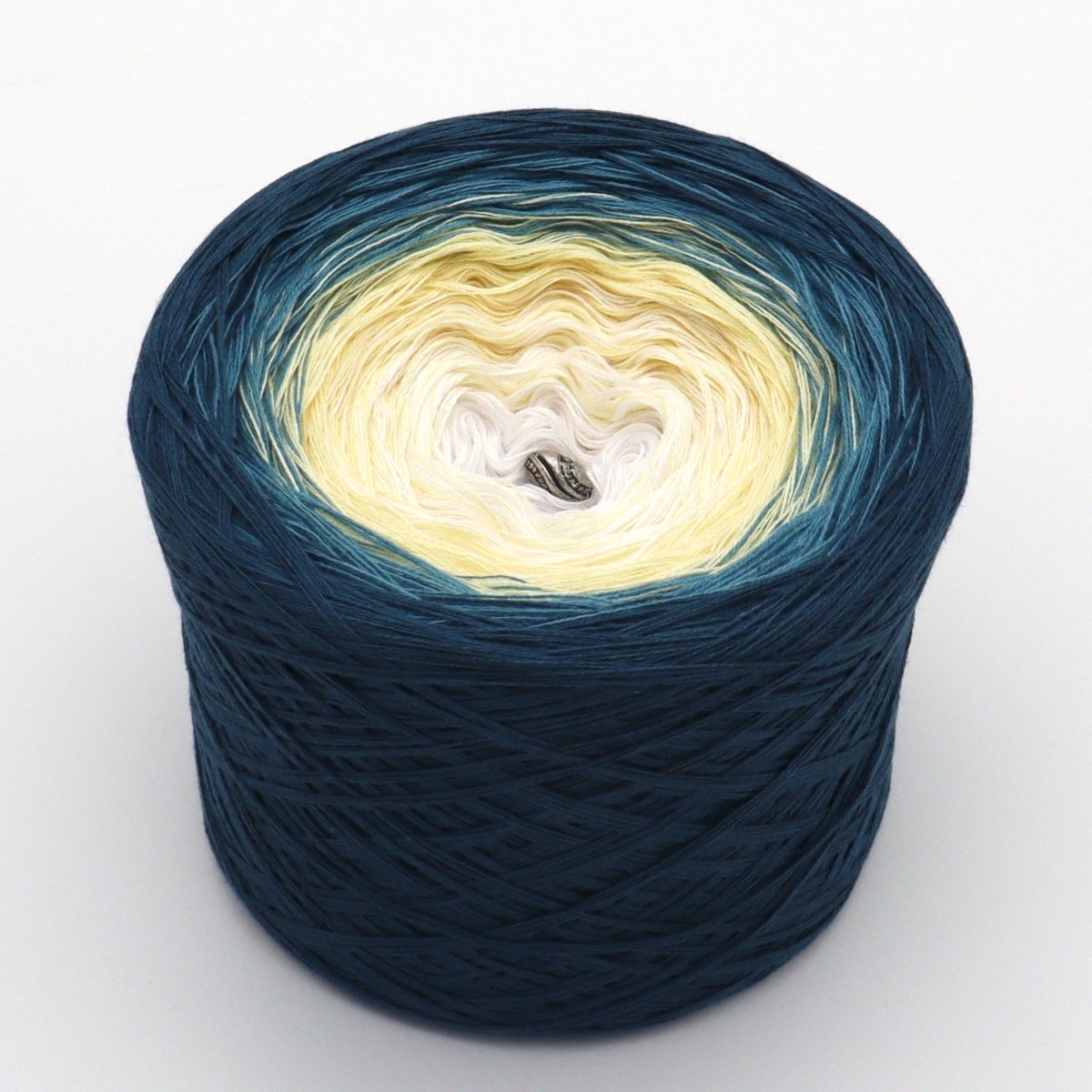 Hütte im Schnee - Bobbel Wolle und Farbverlaufsgarn von Chiemseegarn