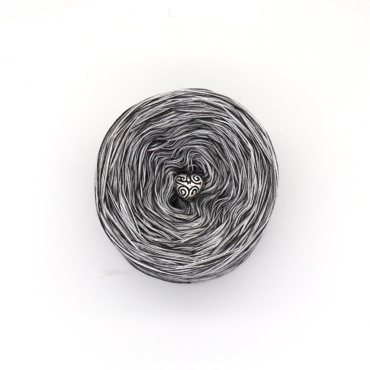 Schwarz-weiss-Portrait - Bobbel Wolle und Farbverlaufsgarn von Chiemseegarn