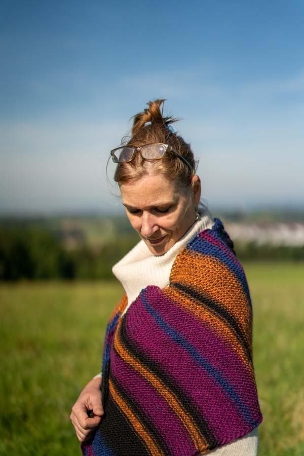 Stola "Bunte Rauchschwalbe" - Bobbel Wolle und Farbverlaufsgarn von Chiemseegarn