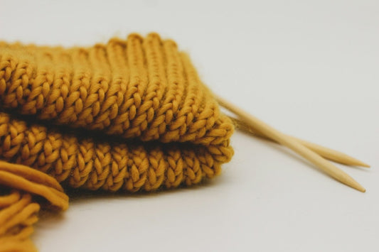 Herzlich gestrickt: Ein Stirnband mit Herzmotiv selber machen - Chiemseegarn