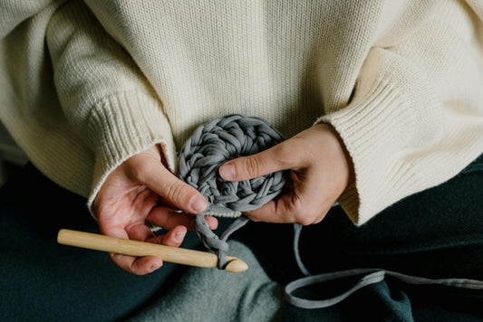 Kreativer Luxus: Poncho stricken mit Lochspitze für anspruchsvolle Strickliebhaberinnen - Chiemseegarn