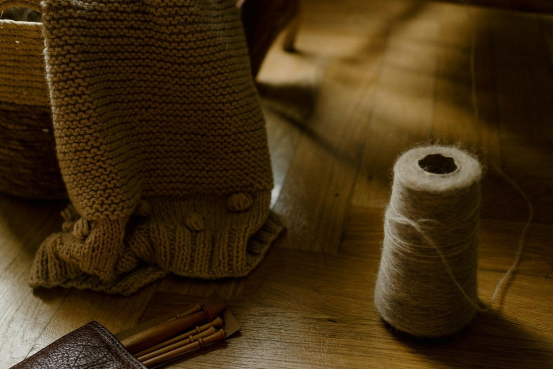 Liebevolle Details: Babyschuhe mit Zierknöpfen selber stricken - Chiemseegarn