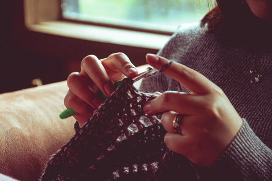 Meisterwerk in Strickkunst: Decke mit Mosaikmuster stricken - Chiemseegarn