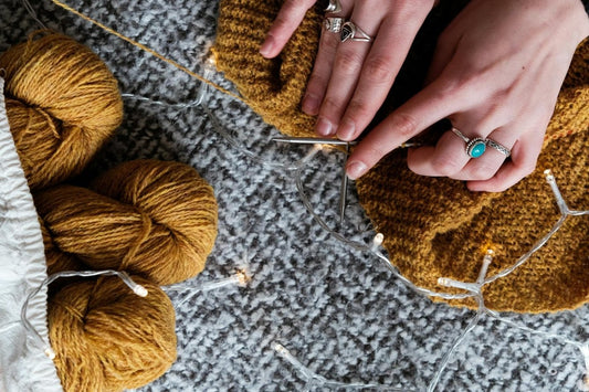 Mit Liebe gestrickt: Anleitung für Babyschuhe mit Nadelspiel - Chiemseegarn