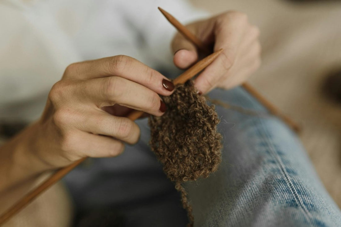 Stricken für die Kleinsten: Babyschuhe mit Bommel im Handumdrehen - Chiemseegarn