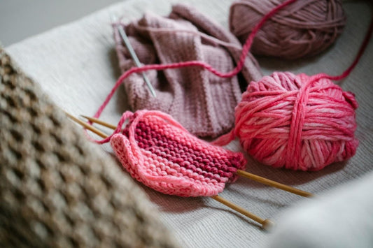 Zauberhafte Babyschuhe mit Perlmuster: Die perfekte Strickanleitung - Chiemseegarn