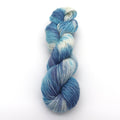 Handgefärbte Sockenwolle "Bayerischer Himmel" - Bobbel Wolle und Farbverlaufsgarn von Chiemseegarn