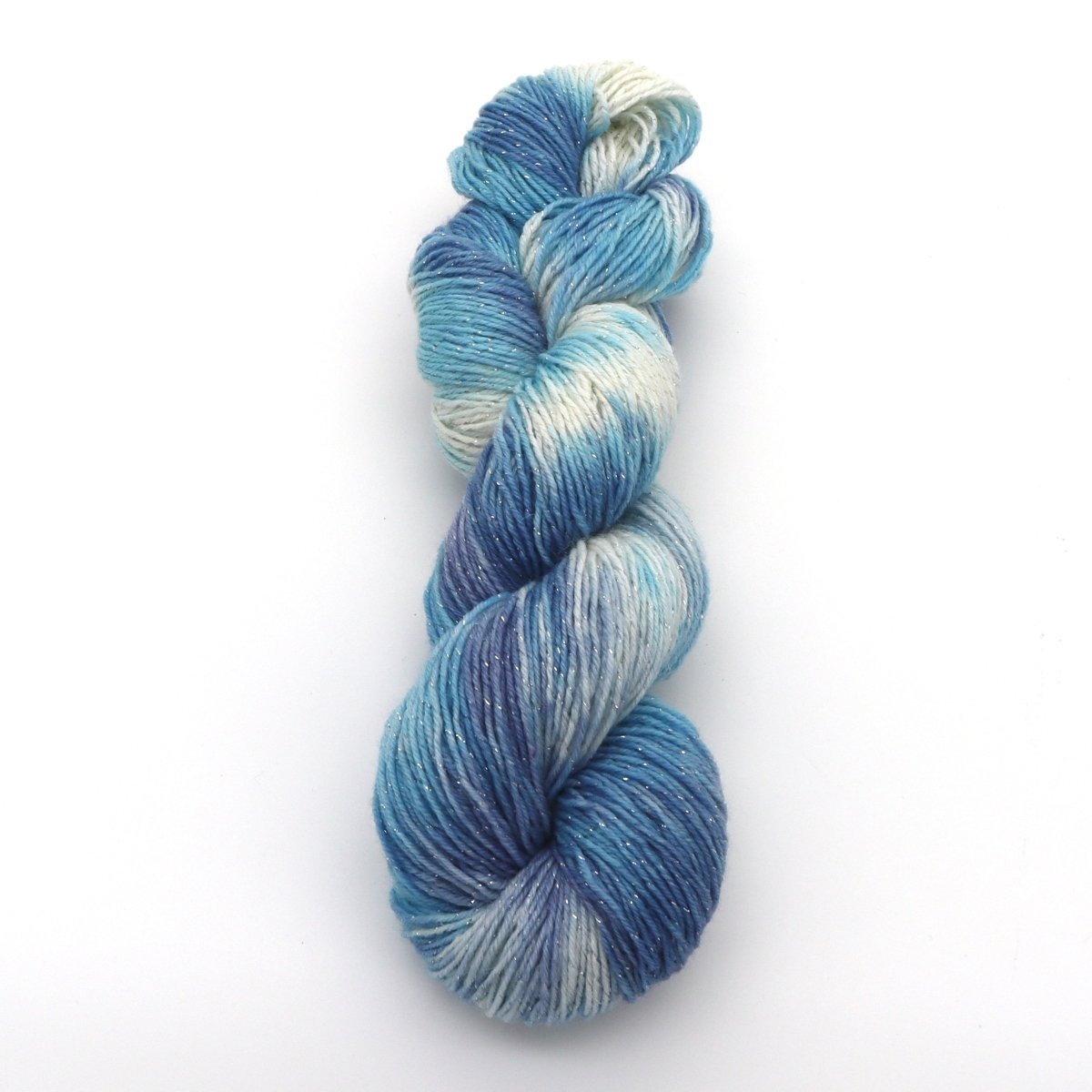 Handgefärbte Sockenwolle "Bayerischer Himmel" - Bobbel Wolle und Farbverlaufsgarn von Chiemseegarn