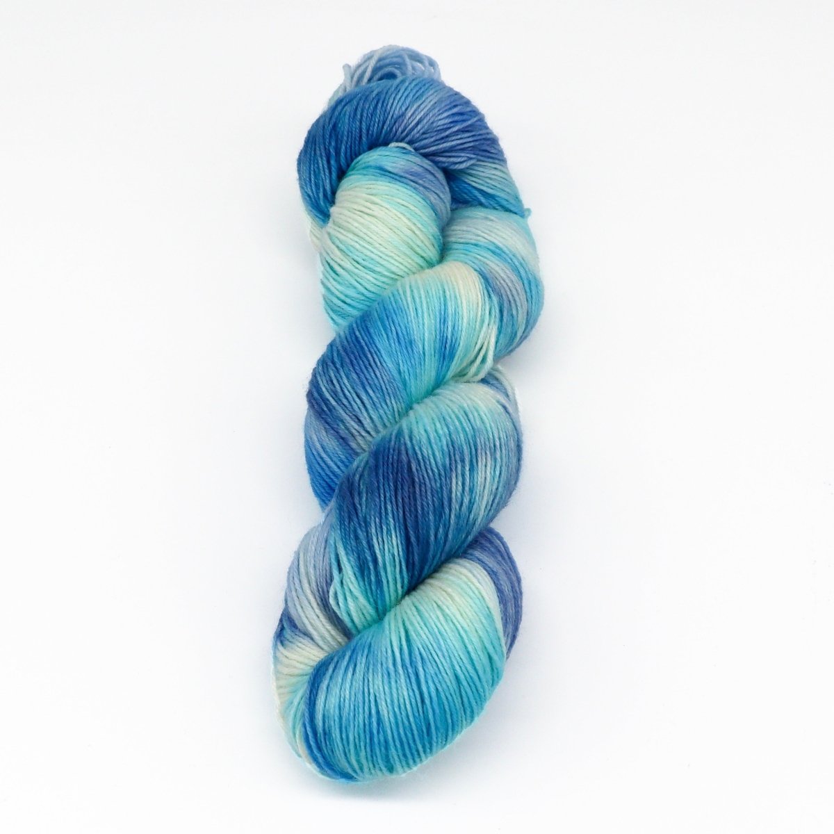Handgefärbte Sockenwolle "Meeresrauschen" - Bobbel Wolle und Farbverlaufsgarn von Chiemseegarn
