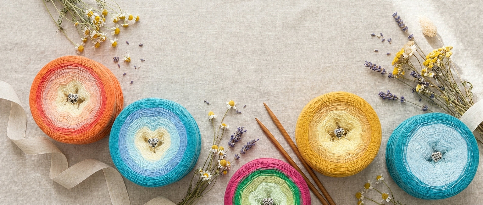 Chiemseegarn Sommerkollektion – flatlay desktop