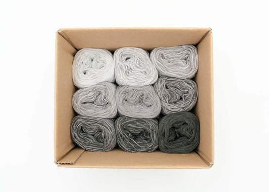 Bobbelkiste mit Farbverlaufsgarnen grau - Bobbel Wolle und Farbverlaufsgarn von Chiemseegarn