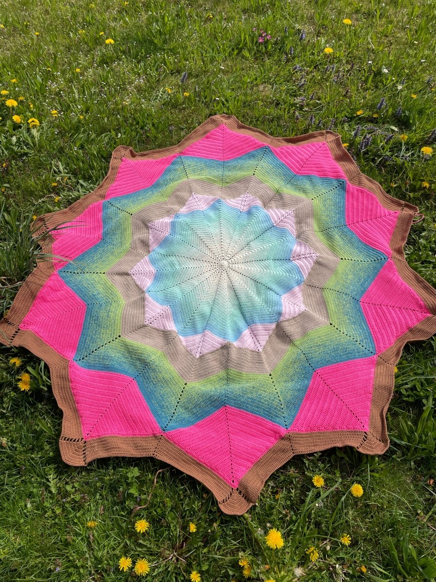 Häkeldecke "Blumenwiese" - Bobbel Wolle und Farbverlaufsgarn von Chiemseegarn