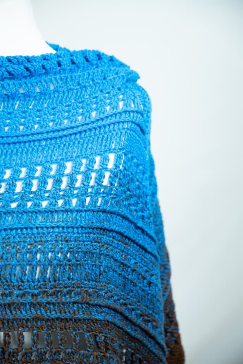 Häkelponcho "Roma" - Bobbel Wolle und Farbverlaufsgarn von Chiemseegarn