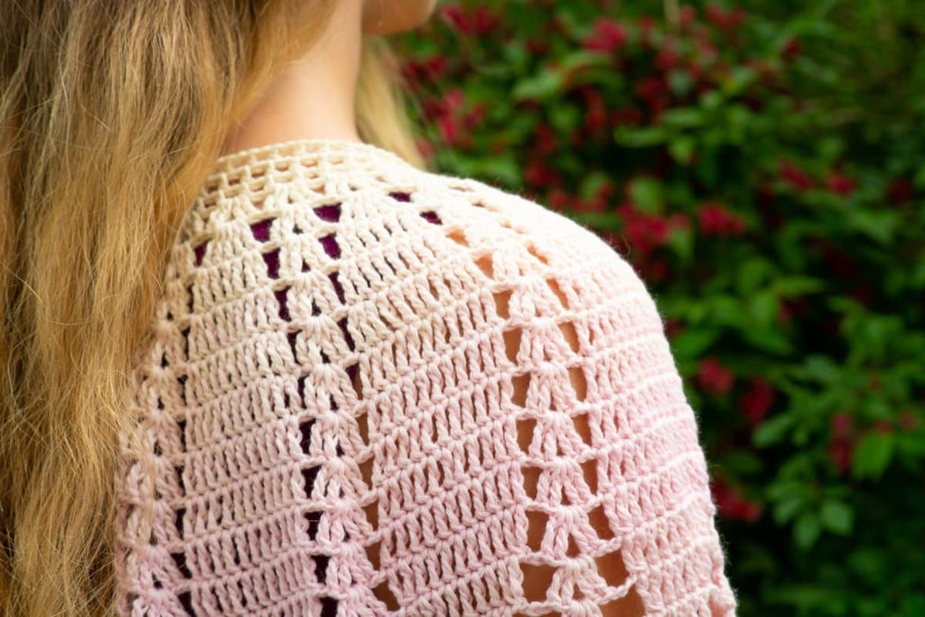 Häkelponcho "Rosenknospe" - Bobbel Wolle und Farbverlaufsgarn von Chiemseegarn