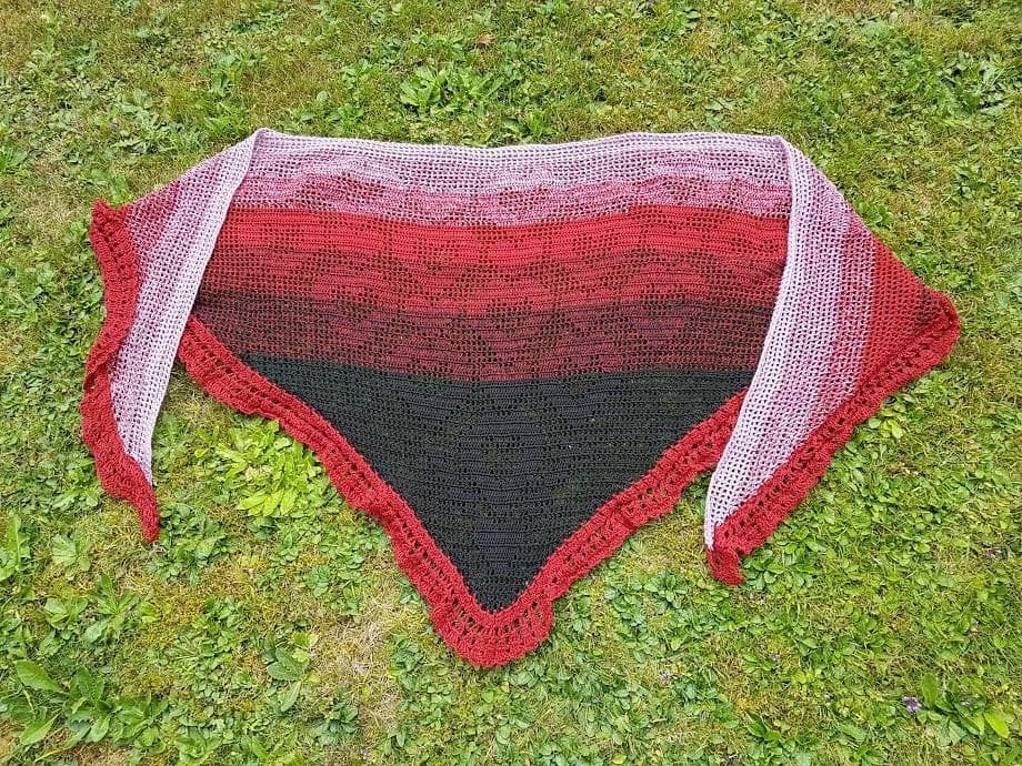 Häkeltuch "Herzerltuch" - Bobbel Wolle und Farbverlaufsgarn von Chiemseegarn