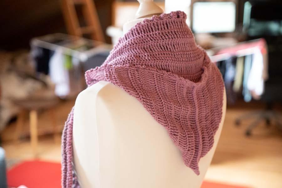 Häkelanleitung Kapuzenschal "Mädchentraum" - Bobbel Wolle und Farbverlaufsgarn von Chiemseegarn