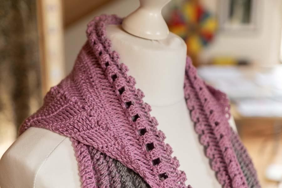 Häkelanleitung Kapuzenschal "Mädchentraum" - Bobbel Wolle und Farbverlaufsgarn von Chiemseegarn