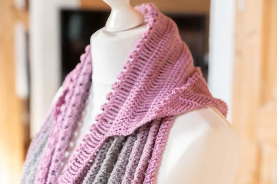 Häkelanleitung Kapuzenschal "Mädchentraum" - Bobbel Wolle und Farbverlaufsgarn von Chiemseegarn