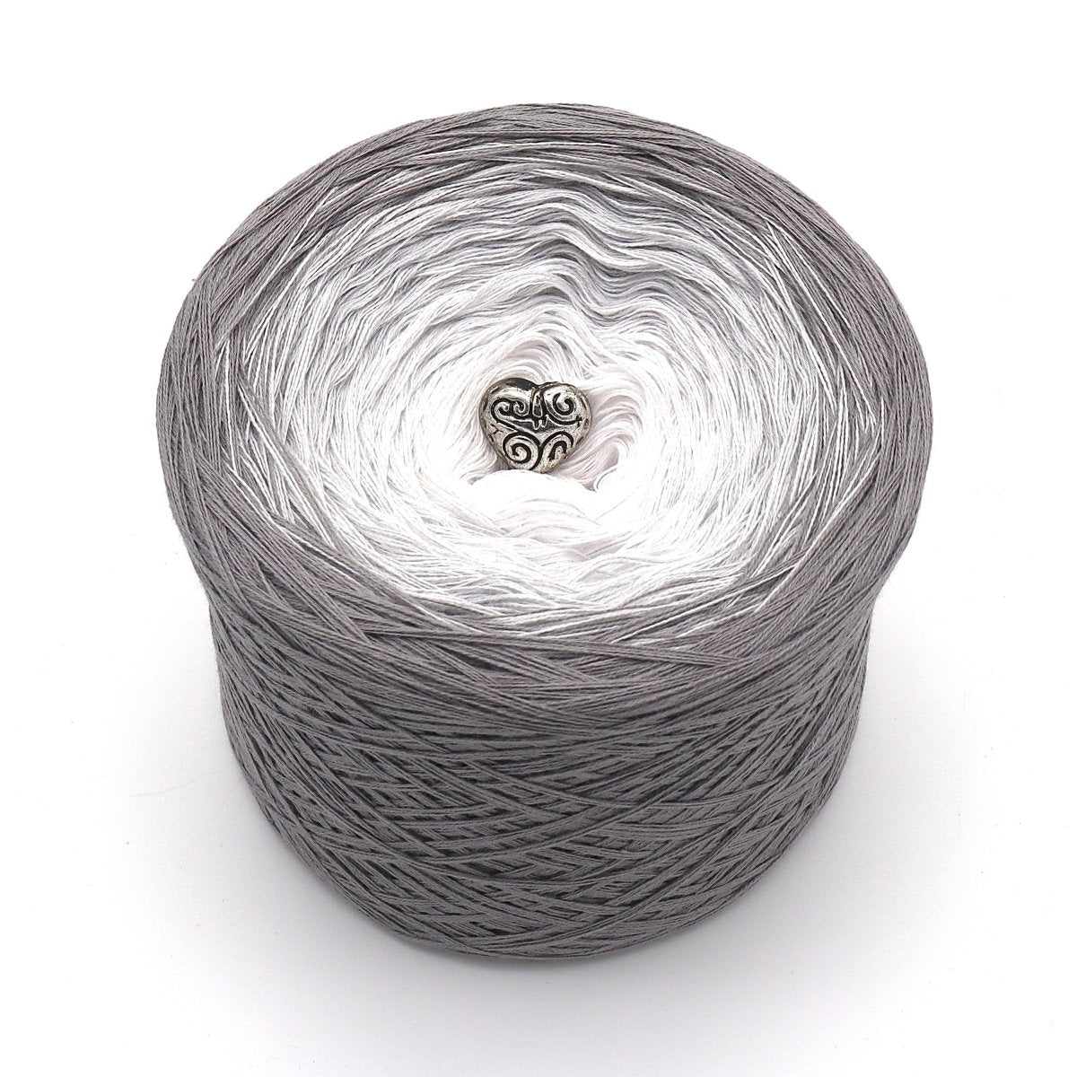 Schwarz-weiß-Foto - Bobbel Wolle und Farbverlaufsgarn von Chiemseegarn