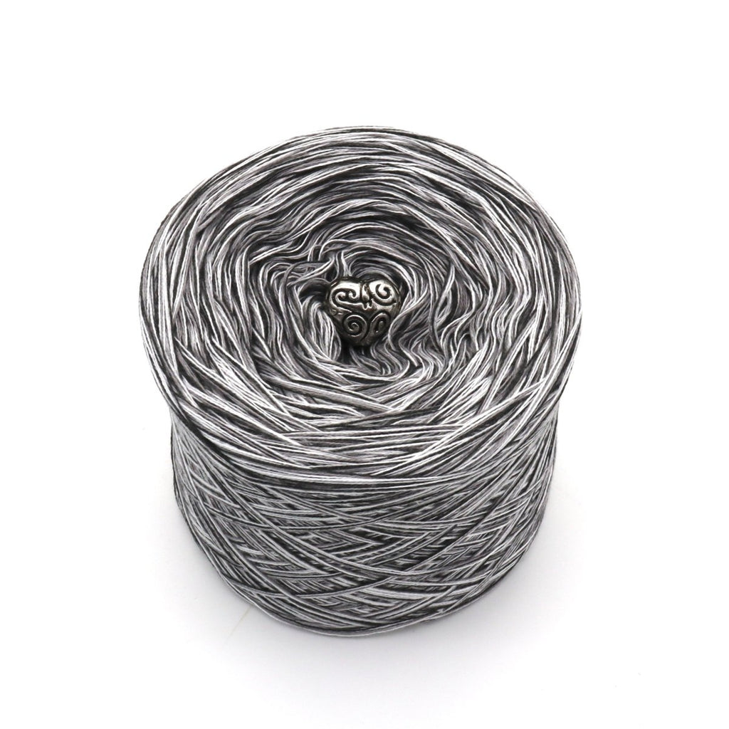 Schwarz-weiss-Portrait - Bobbel Wolle und Farbverlaufsgarn von Chiemseegarn