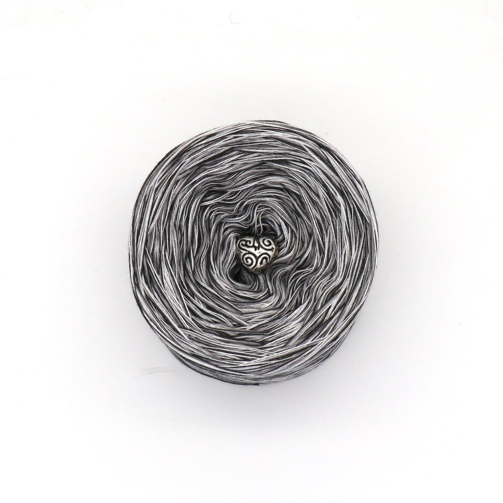 Schwarz-weiss-Portrait - Bobbel Wolle und Farbverlaufsgarn von Chiemseegarn