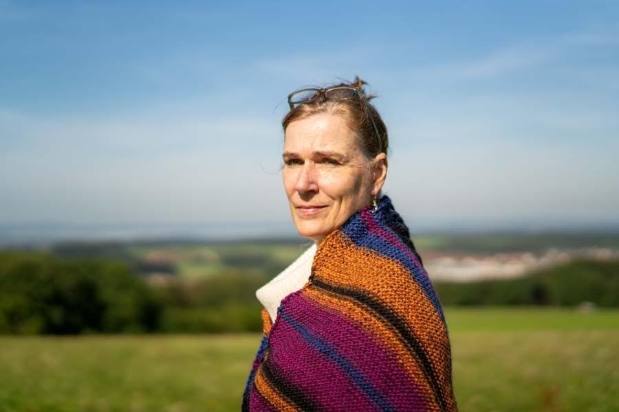 Stola "Bunte Rauchschwalbe" - Bobbel Wolle und Farbverlaufsgarn von Chiemseegarn