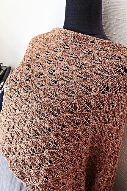 Stricktuch "Flammenstola" - Bobbel Wolle und Farbverlaufsgarn von Chiemseegarn