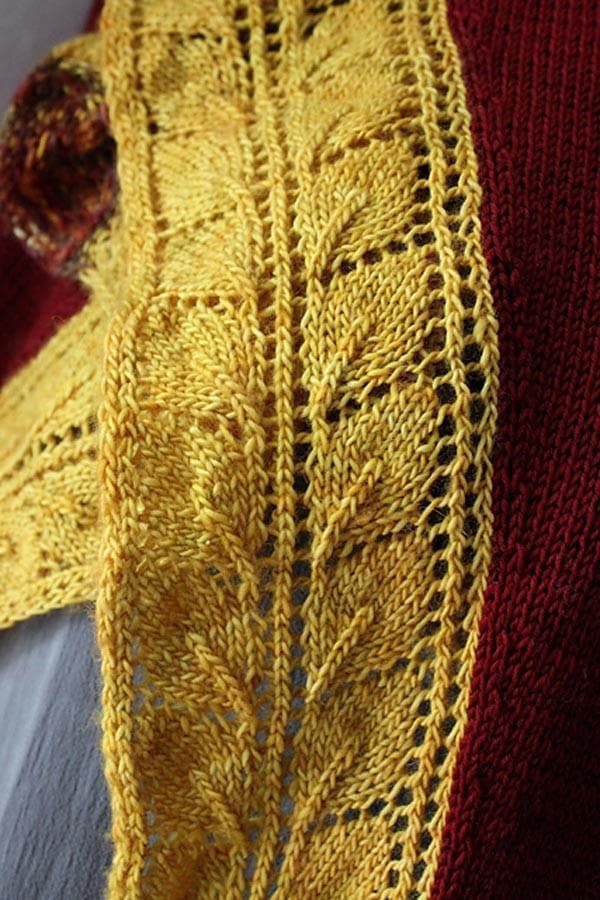 Stricktuch "Herbstlaub" - Bobbel Wolle und Farbverlaufsgarn von Chiemseegarn