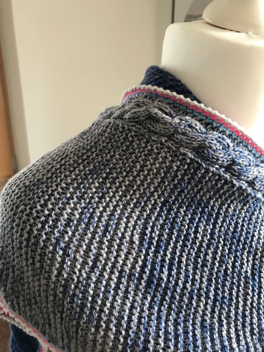 Stricktuch "Tracht am See" - Bobbel Wolle und Farbverlaufsgarn von Chiemseegarn