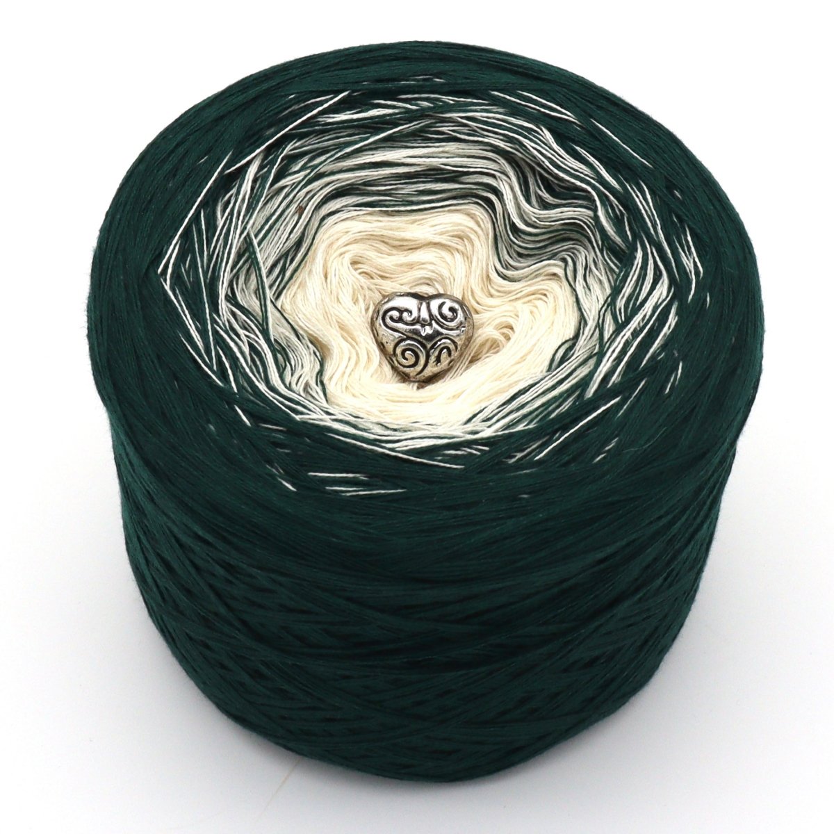 Tanne im Schnee - Bobbel Wolle und Farbverlaufsgarn von Chiemseegarn